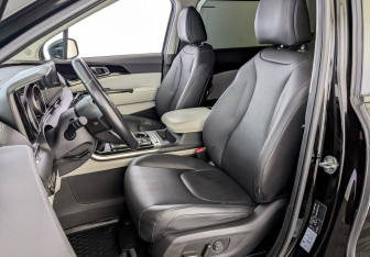 Подержанный автомобиль Kia Carnival 2022 года (22 фото)