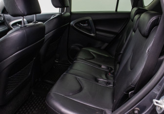 Подержанный автомобиль Toyota RAV4 2009 года (11 фото)