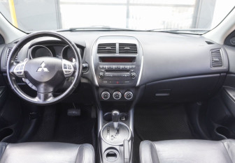 Подержанный автомобиль Mitsubishi ASX 2011 года (12 фото)