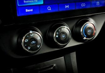 Подержанный автомобиль Toyota Corolla Sedan 2015 года (24 фото)