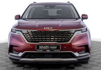 Подержанный автомобиль Kia Carnival 2022 года (2 фото)