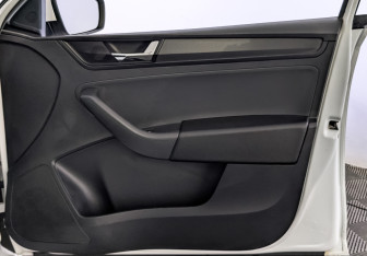 Подержанный автомобиль Skoda Rapid Liftback 2019 года (25 фото)