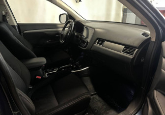 Подержанный автомобиль Mitsubishi Outlander 2018 года (13 фото)