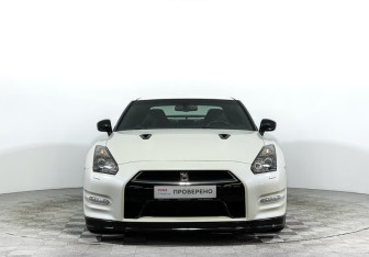 Подержанный автомобиль Nissan GT-R 2011 года (2 фото)