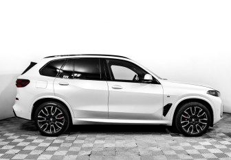 Подержанный автомобиль BMW X5 2024 года (4 фото)