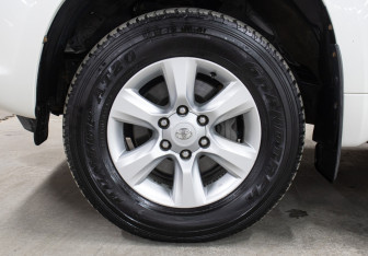 Подержанный автомобиль Toyota Land Cruiser Prado 2012 года (23 фото)
