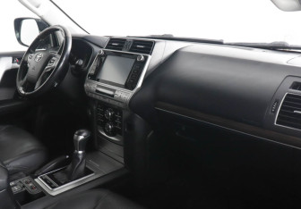 Подержанный автомобиль Toyota Land Cruiser Prado 2019 года (10 фото)