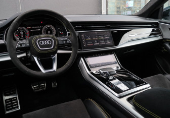 Подержанный автомобиль Audi Q8 2021 года (17 фото)