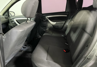 Подержанный автомобиль Nissan Terrano 2014 года (10 фото)