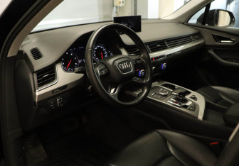 Подержанный автомобиль Audi Q7 2016 года (7 фото)