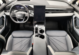 Подержанный автомобиль Geely Atlas 2024 года (10 фото)