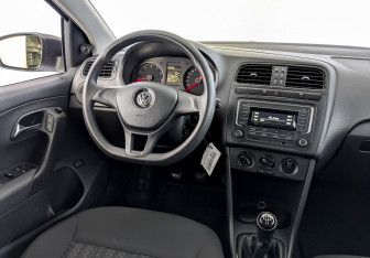 Подержанный автомобиль Volkswagen Polo Sedan 2017 года (25 фото)