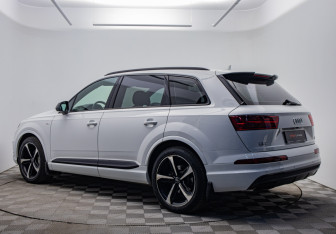 Подержанный автомобиль Audi Q7 2019 года (3 фото)
