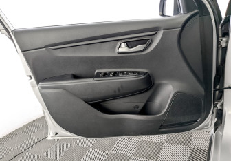 Подержанный автомобиль Kia Rio Hatchback 2021 года (15 фото)