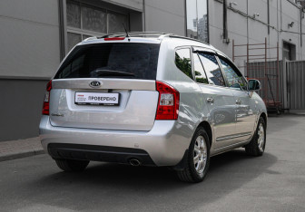Подержанный автомобиль Kia Carens 2007 года (4 фото)