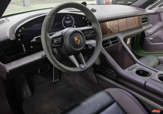 Подержанный автомобиль Porsche Taycan 2021 года (16 фото)