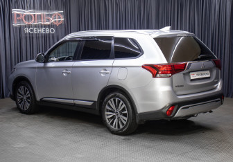 Подержанный автомобиль Mitsubishi Outlander 2019 года (7 фото)