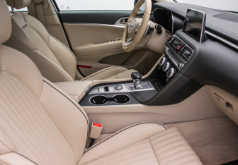 Подержанный автомобиль Genesis G70 2019 года (9 фото)