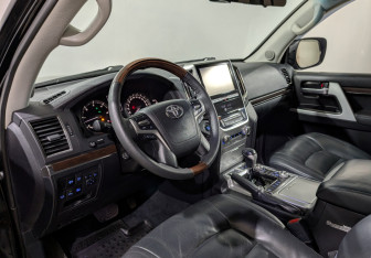 Подержанный автомобиль Toyota Land Cruiser Suv 2016 года (29 фото)