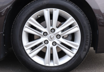 Подержанный автомобиль Lexus ES 2015 года (24 фото)