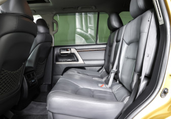 Подержанный автомобиль Toyota Land Cruiser Suv 2008 года (12 фото)