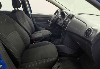 Подержанный автомобиль Renault Sandero 2016 года (9 фото)