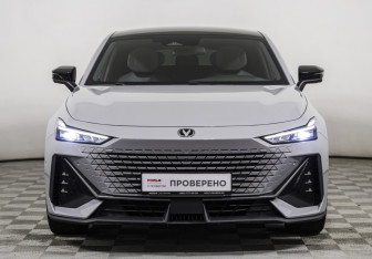 Подержанный автомобиль Changan UNI-V 2023 года (2 фото)