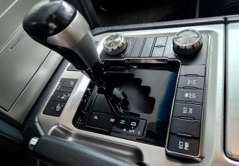 Подержанный автомобиль Toyota Land Cruiser Suv 2015 года (21 фото)