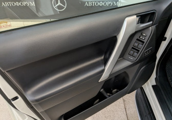 Подержанный автомобиль Toyota Land Cruiser Prado 2020 года (12 фото)
