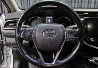 Подержанный автомобиль Toyota Camry Sedan 2019 года (17 фото)