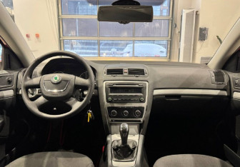 Подержанный автомобиль Skoda Octavia Liftback 2012 года (14 фото)