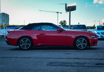 Подержанный автомобиль Ford Mustang Convertible 2024 года (3 фото)
