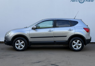 Подержанный автомобиль Nissan Qashqai 2009 года (8 фото)