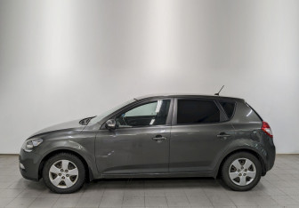 Подержанный автомобиль Kia Ceed Hatchback 2012 года (8 фото)