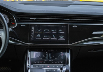 Подержанный автомобиль Audi Q8 2021 года (11 фото)
