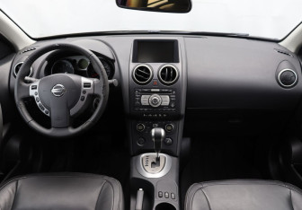 Подержанный автомобиль Nissan Qashqai 2008 года (13 фото)