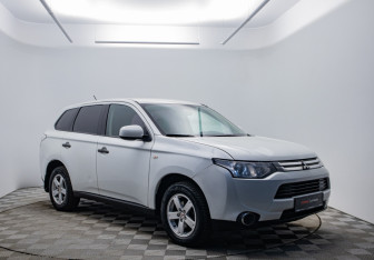 Подержанный автомобиль Mitsubishi Outlander 2014 года (7 фото)