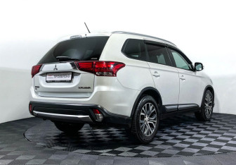 Подержанный автомобиль Mitsubishi Outlander 2015 года (5 фото)