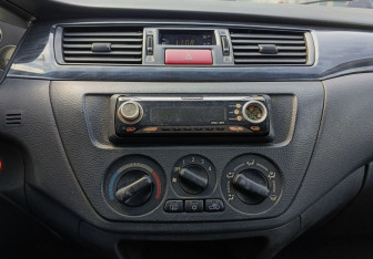Подержанный автомобиль Mitsubishi Lancer Sedan 2005 года (13 фото)