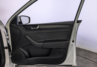 Подержанный автомобиль Skoda Rapid Liftback 2018 года (24 фото)