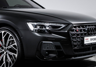 Подержанный автомобиль Audi S8 2023 года (17 фото)