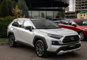 Подержанный автомобиль Toyota RAV4 2025 года (2 фото)