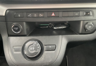 Подержанный автомобиль Peugeot Traveller 2018 года (15 фото)