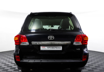 Подержанный автомобиль Toyota Land Cruiser Suv 2012 года (6 фото)