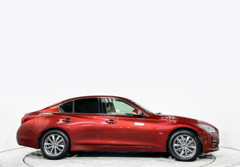 Подержанный автомобиль Infiniti Q50 2015 года (4 фото)