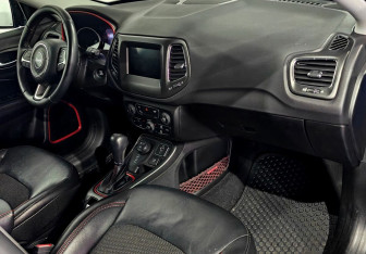 Подержанный автомобиль Jeep Compass 2018 года (10 фото)