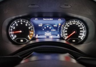 Подержанный автомобиль Jeep Renegade 2015 года (12 фото)