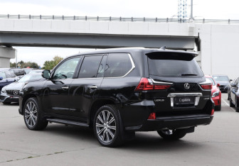 Подержанный автомобиль Lexus LX 2016 года (7 фото)