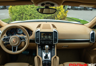 Подержанный автомобиль Porsche Cayenne 2015 года (10 фото)