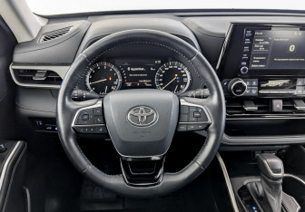 Подержанный автомобиль Toyota Highlander 2021 года (22 фото)